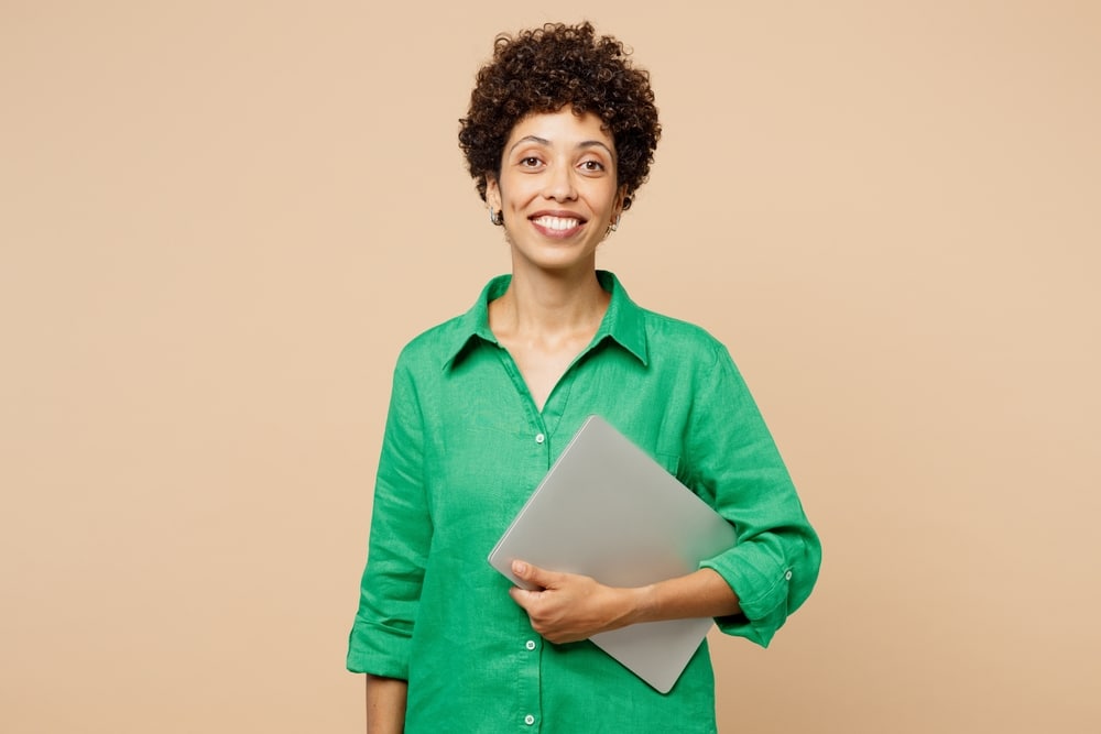 Young,It,Woman,Of,African,American,Ethnicity,She,Wear,Green